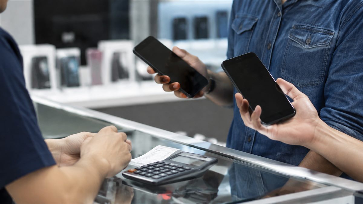 iPhone и ценник на столе магазина электроники
