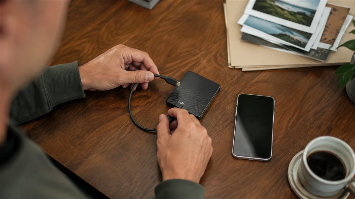Внешний SSD подключён к iPhone на рабочем столе