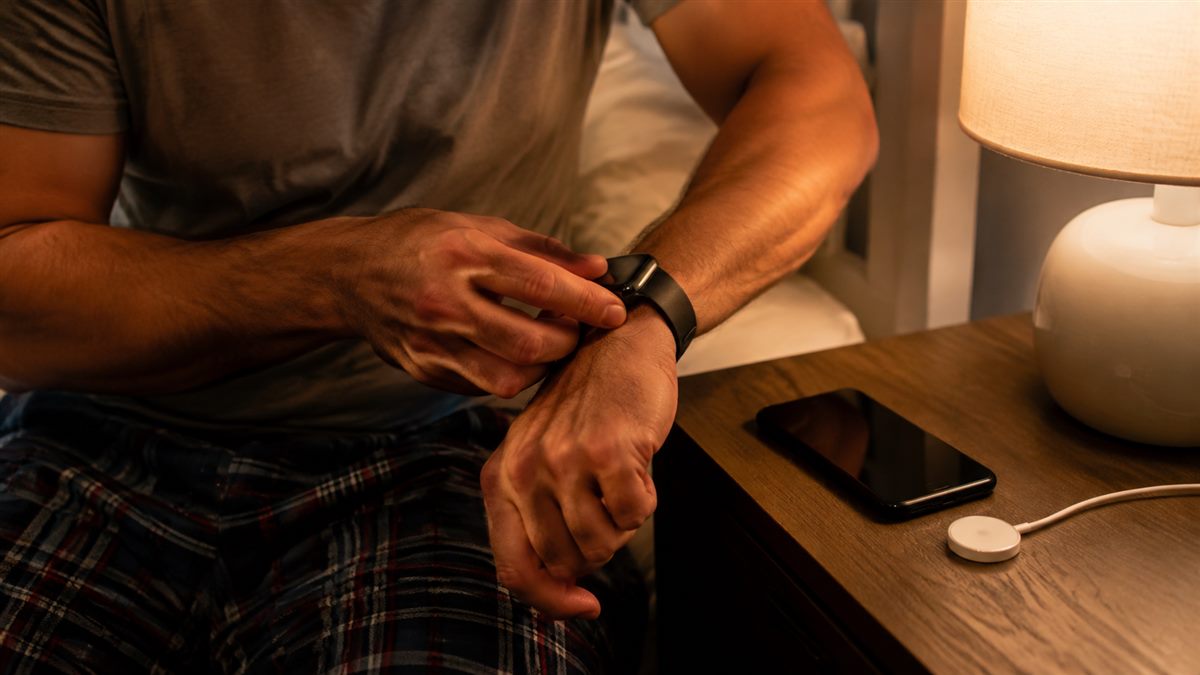 Apple Watch лежат рядом с iPhone дома